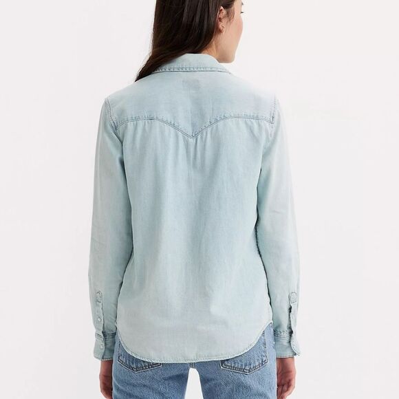 NWT Levi’s ULTIMATE WESTERN DENIM SHIRT, Light Wash, Sz. Med - Picture 2 of 7